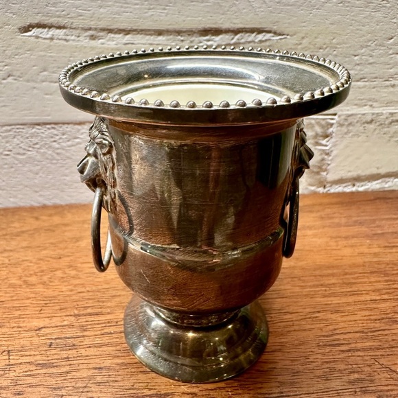 SHERIDAN, SILVER PLATE, MINIATURE CHAMPAGNE BUCKET WITH LION HEAD RINGS. - Picture 9 of 9